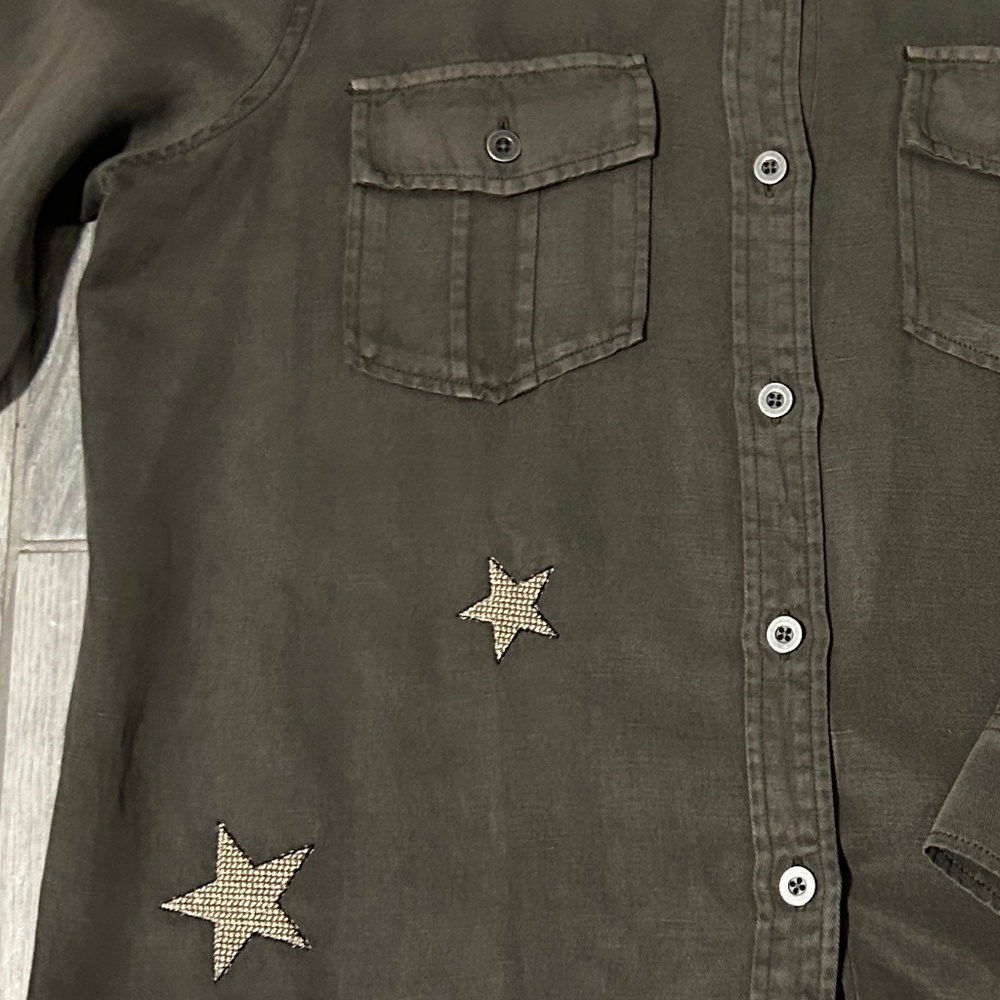 LIKE NEW! Women's Rails Loren - Gray Button down w/Stars - MEDIUM - Picture 2 of 10